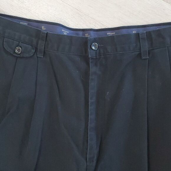 Dockers Golf 100% Cotton Men’s Navy Blue Shorts. Size 42 - Picture 2 of 6